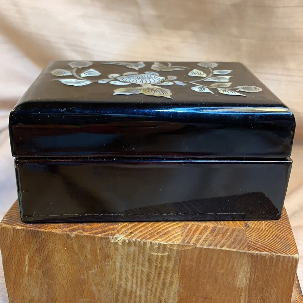 Mother of Pearl lacquered box vintage, antique